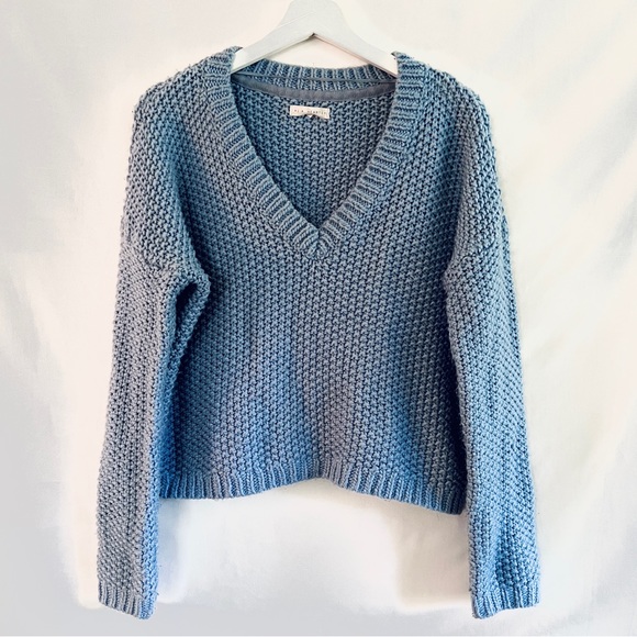 LIGHT BLUE PERIWINKLE CHUNKY KNIT V NECK SWEATER — SMALL - Picture 2 of 6